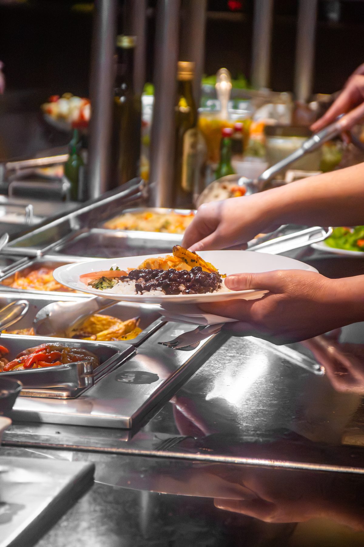 Prato sendo montado no buffet do almoço